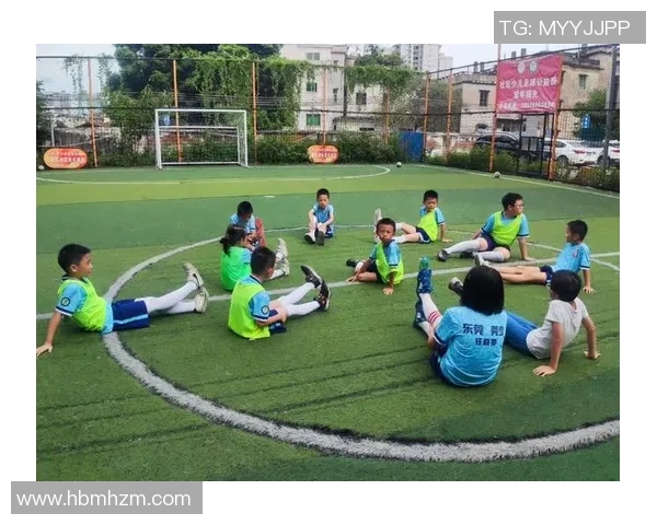 定日县第一中学足球球星崭露头角,助力校园足球梦逐步实现 定日县第一中学足球球星崭露头角,助力校园足球梦逐步实现